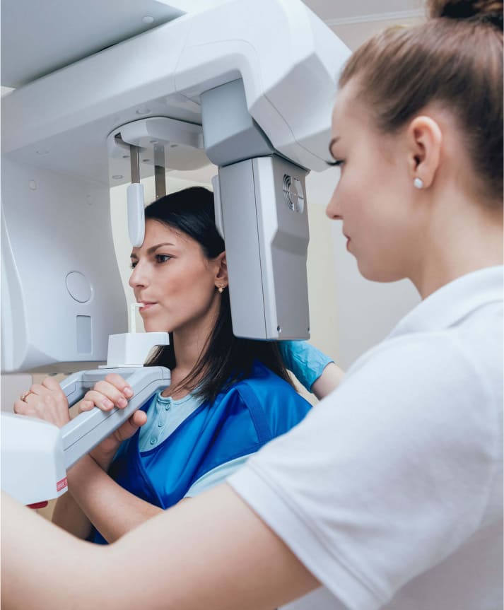 Zahntechniker beim Röntgen